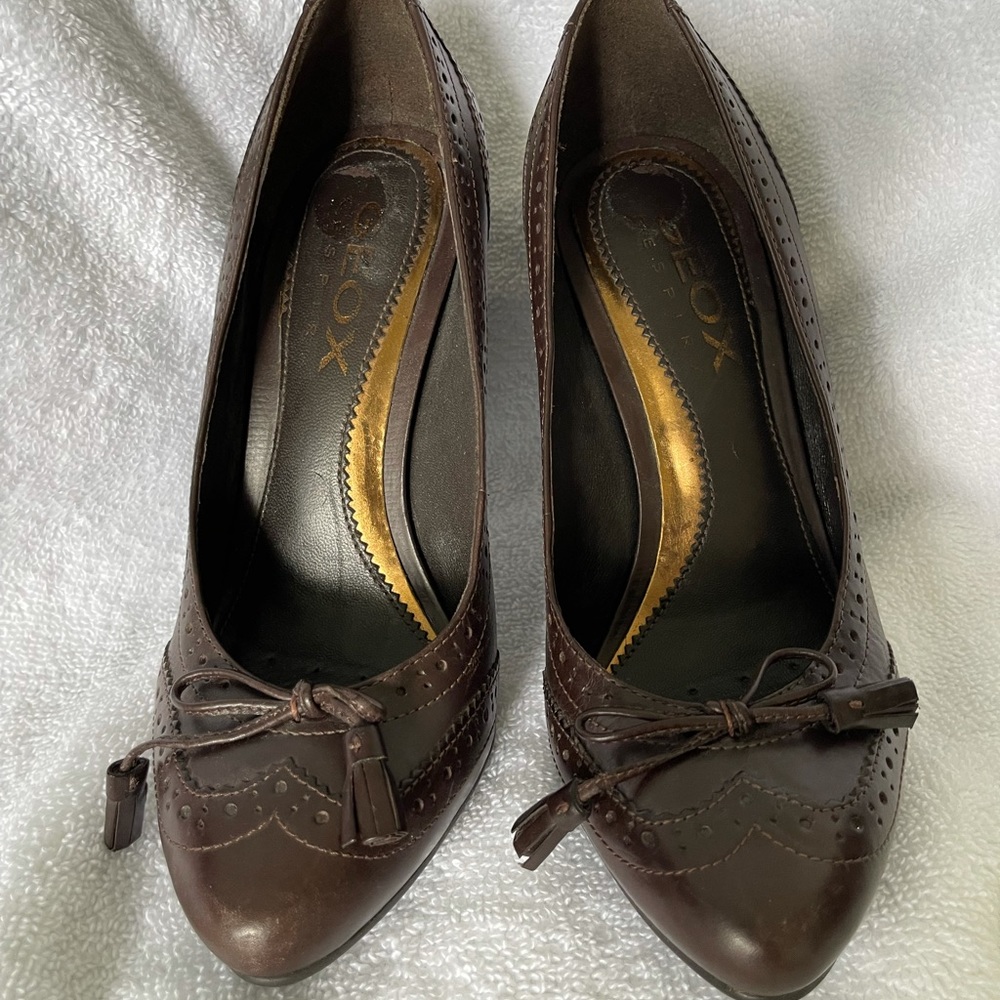 Size 6 GEOX shoes. Barely worn. Stylish, winters chocolate color.